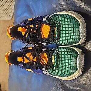 Boys Nike lebron witness size 5y